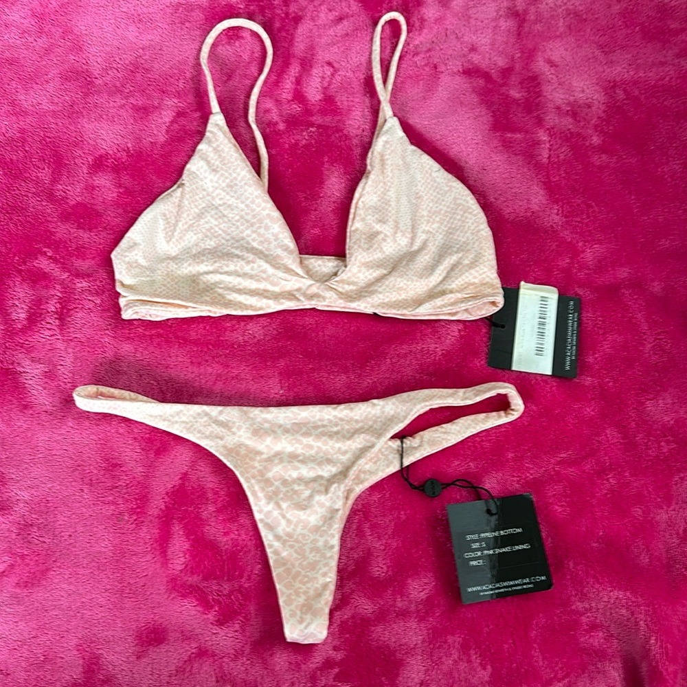 Brand new with tags acacia set